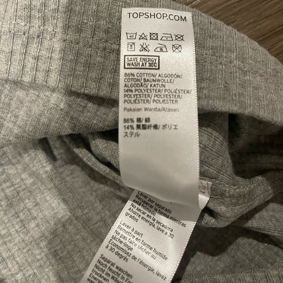 Gray crop top with black straps - Picture 4 of 4